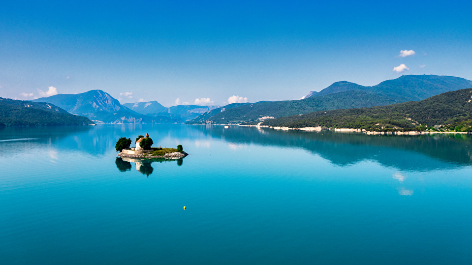 Bienvenue sur le lac de Serre-Ponçon, haut lieu des activités nautiques dans les Alpes du Sud. Que vous soyez amateur de paddle, de bateau sans permis, passionné de voile, de wakeboard, ou de pêche, ou que vous cherchiez des activités familiales comme un parc aquatique ou une balade en bateau découverte, vous êtes au bon endroit.
