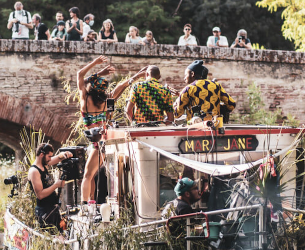 Le Festival Convivencia (juin – juillet 2026)
Une scène flottante pour des concerts itinérants, au plus près des habitants et des visiteurs.